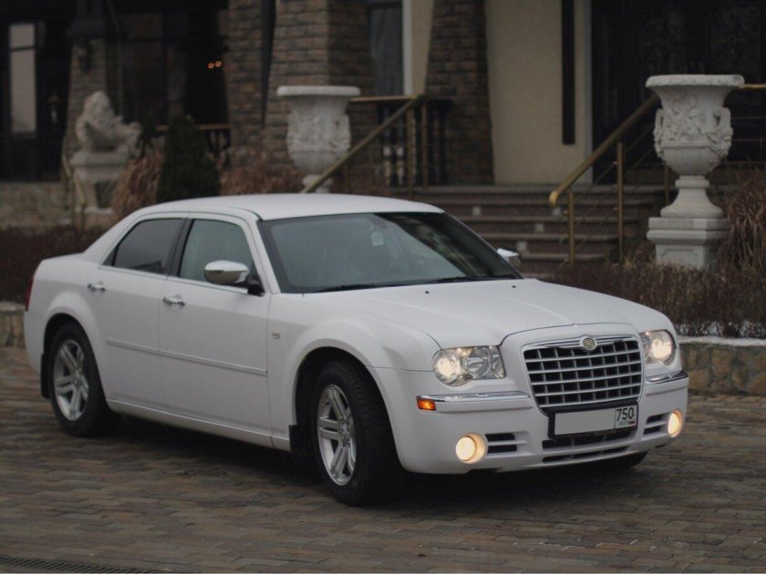 Крайслер 300с белый