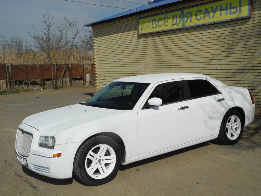 Крайслер 300с белый