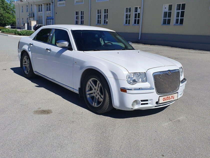 Крайслер 300с белый