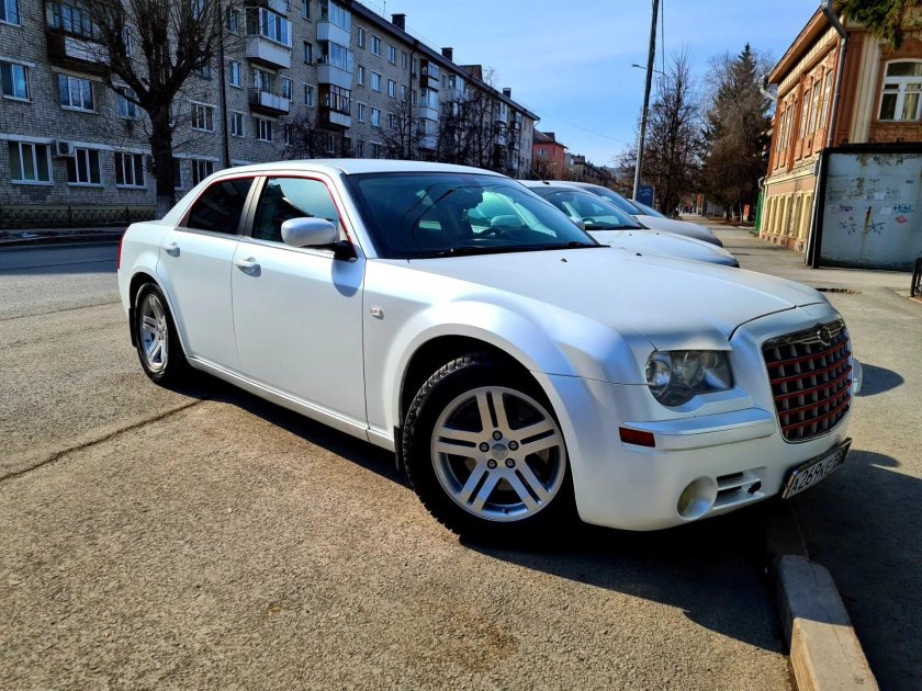 Крайслер 300с белый