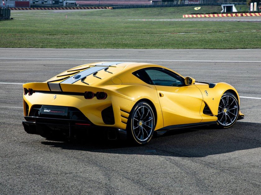 Феррари 812 Competizione