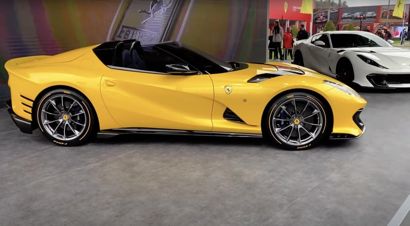 Феррари 812 Competizione