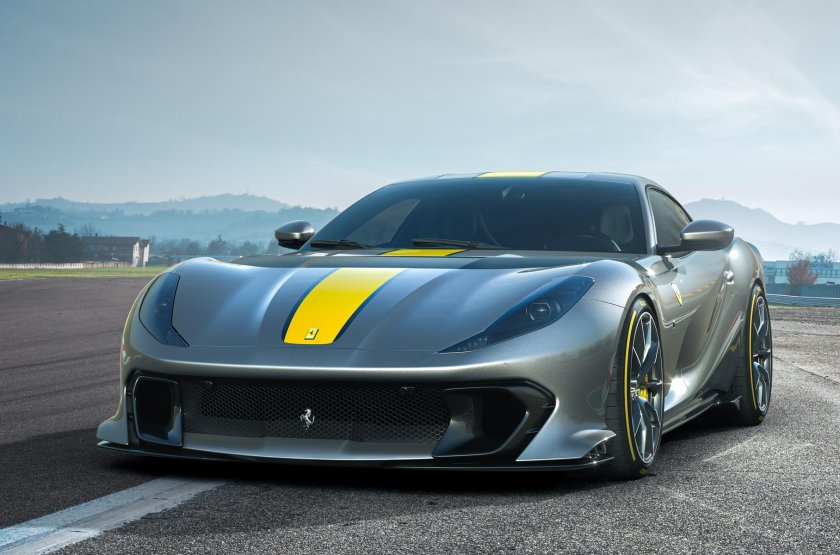 Феррари 812 competizione