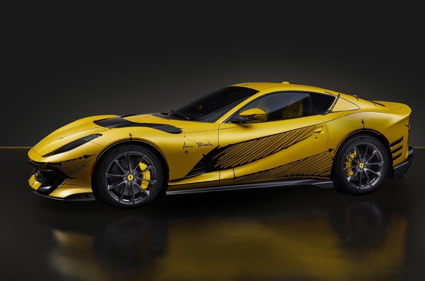 Ferrari 812 competizione