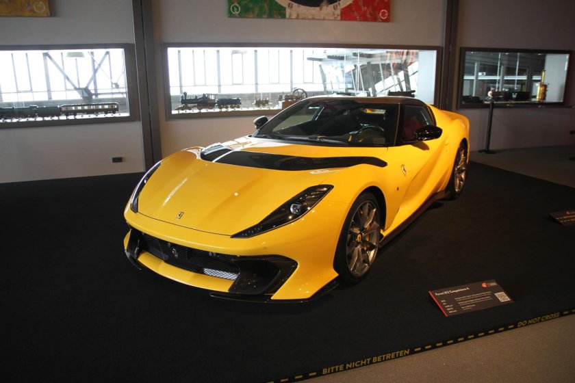 Ferrari 812 competizione