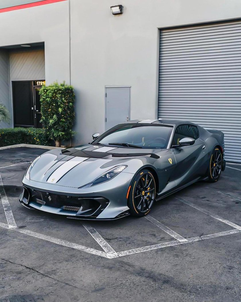 Феррари 812 Competizione