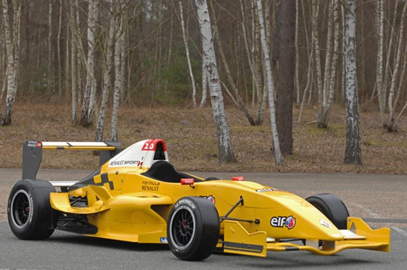 Болид формулы-Рено 2.0 выхлопная труба