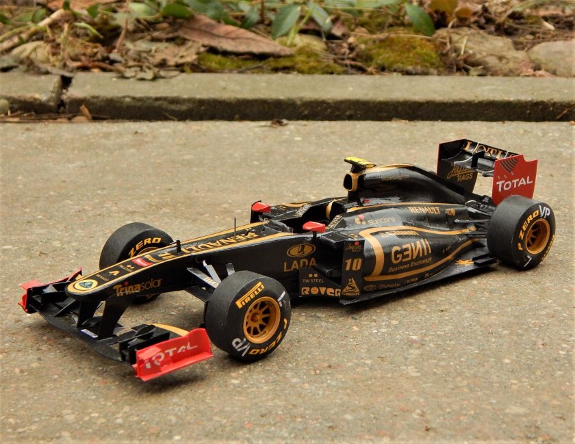 Ф1 Лотус Рено с передним выхлопом