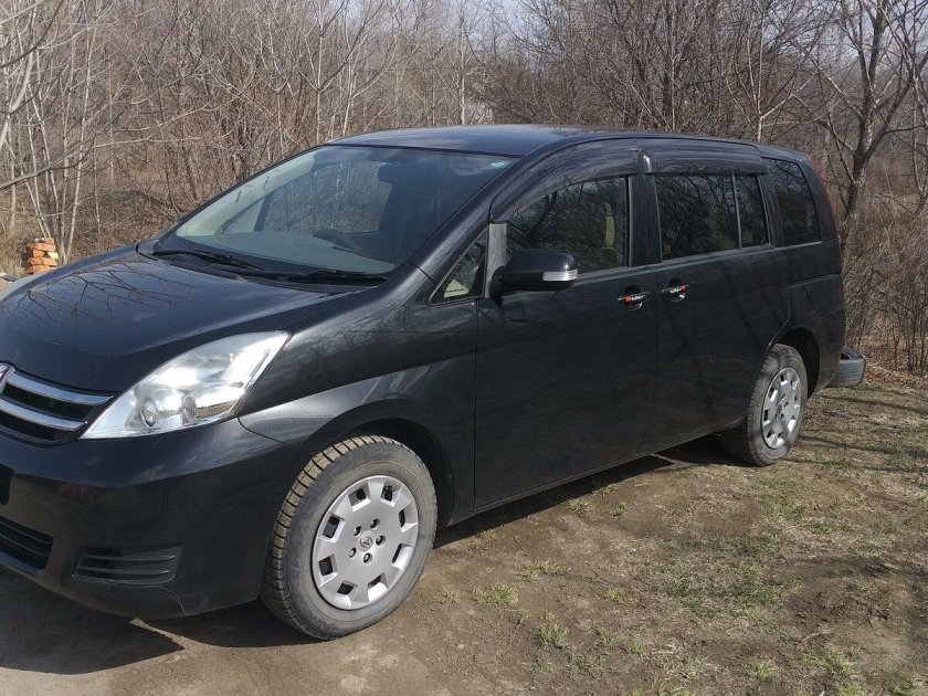 Черная Тойота Исис