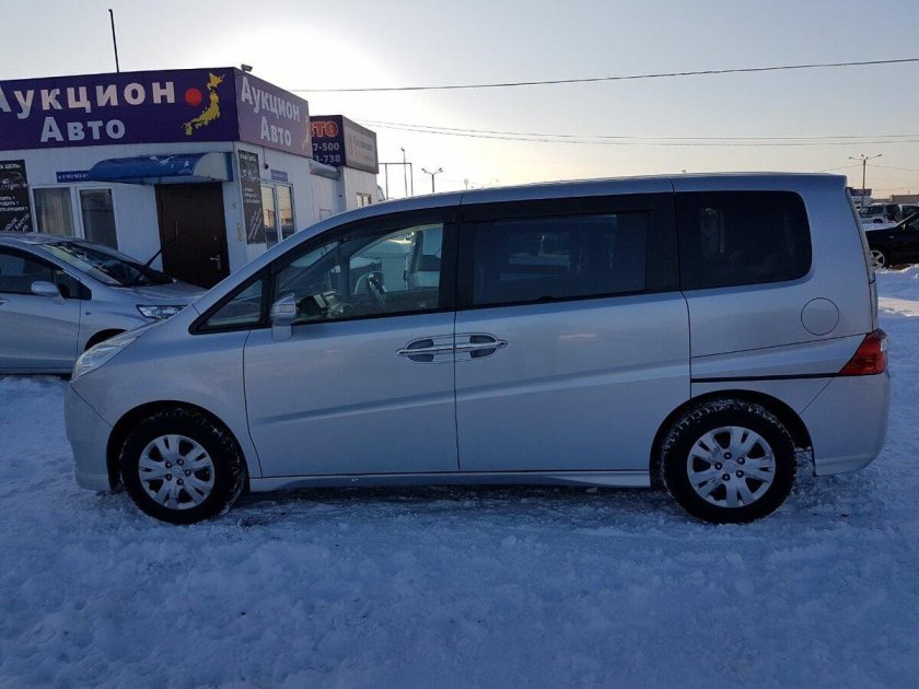 Тойота Ноах и Хонда Степвагон сравнение