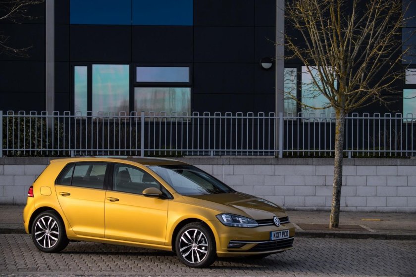Фольксваген гольф желтый
