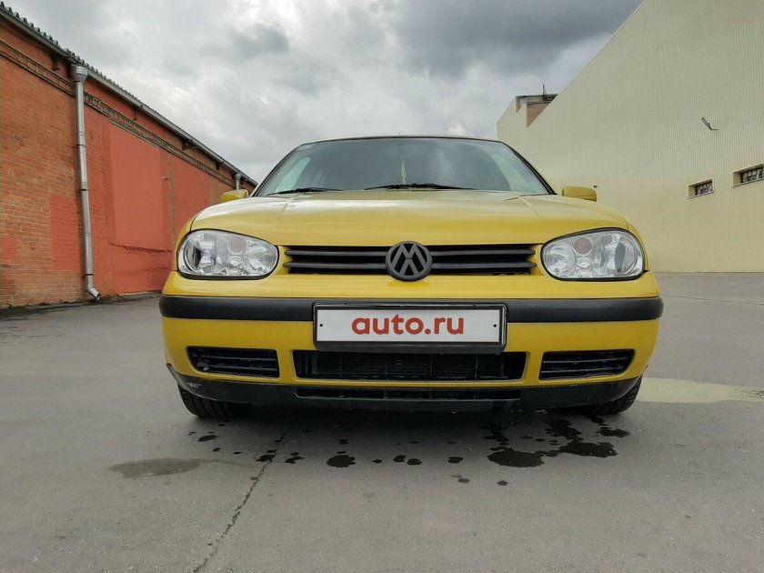 Volkswagen Golf 4 желтый