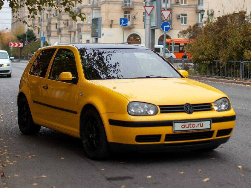 Volkswagen Golf 4 желтый