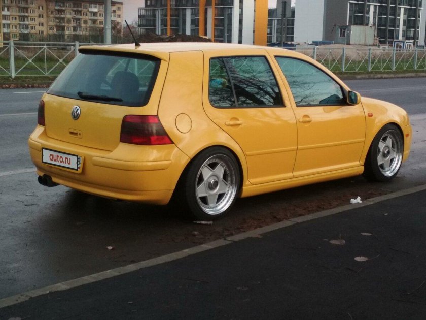 Volkswagen Golf 4 желтый