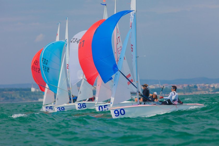 Яхта парусная 470