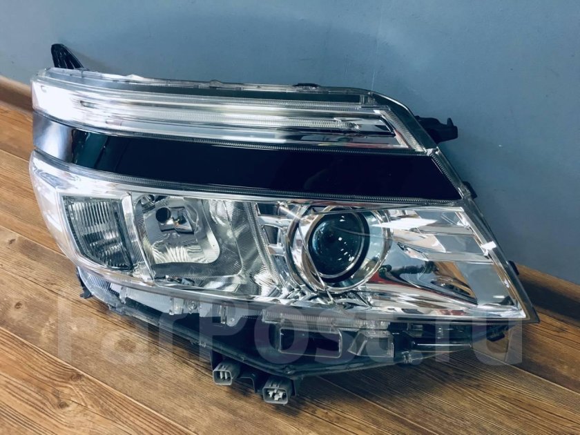 Фара правая Toyota Voxy zwr80