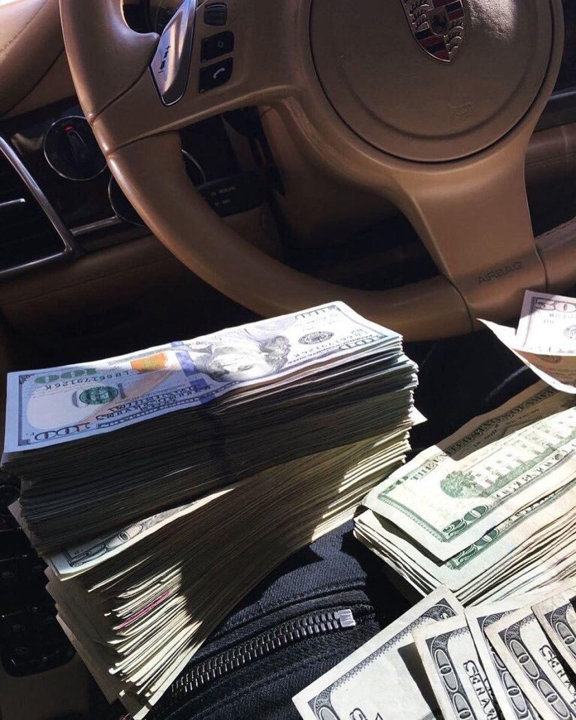 Деньги в машине
