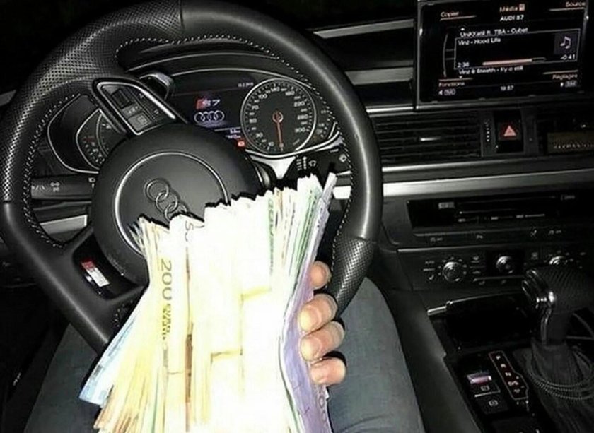 Деньги в машине