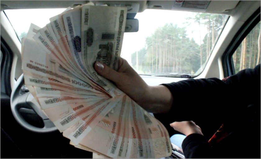 Деньги в машине