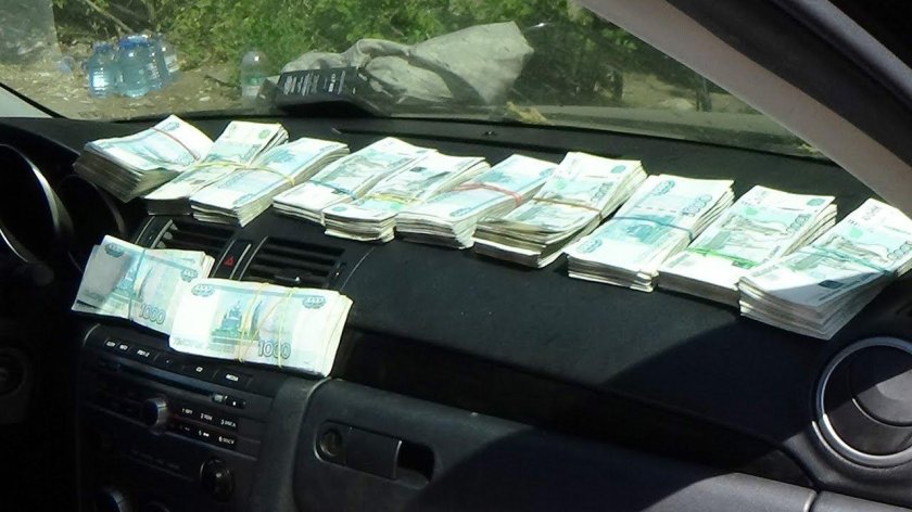 Деньги в машине