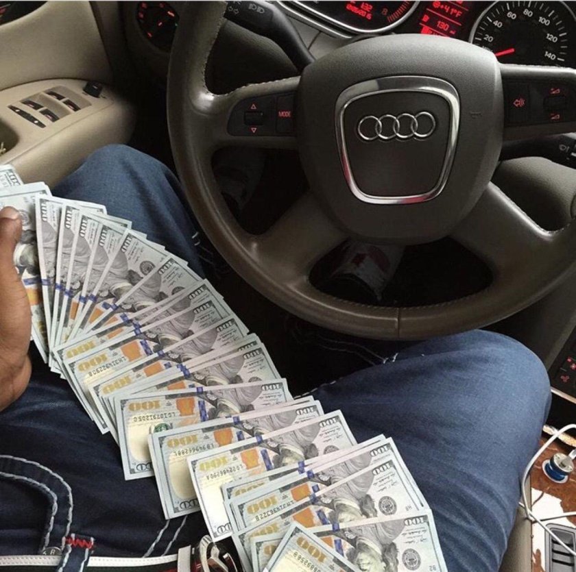 Деньги в машине