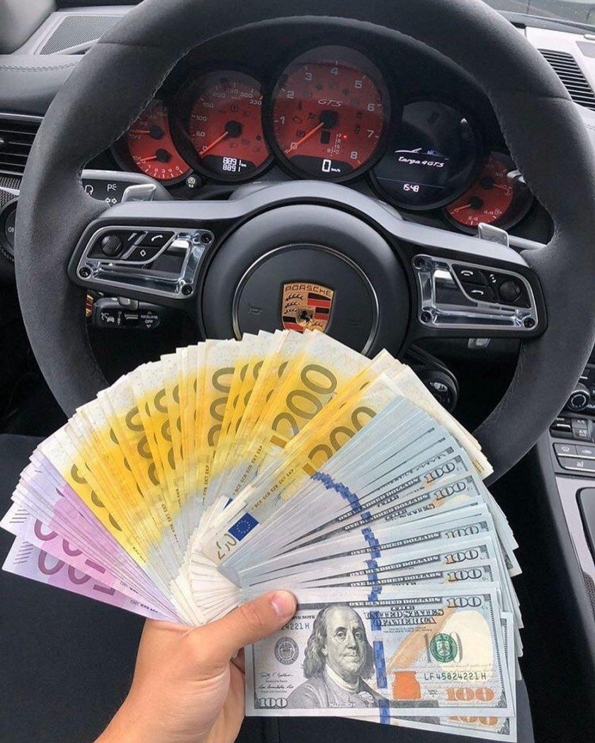 Деньги в машине