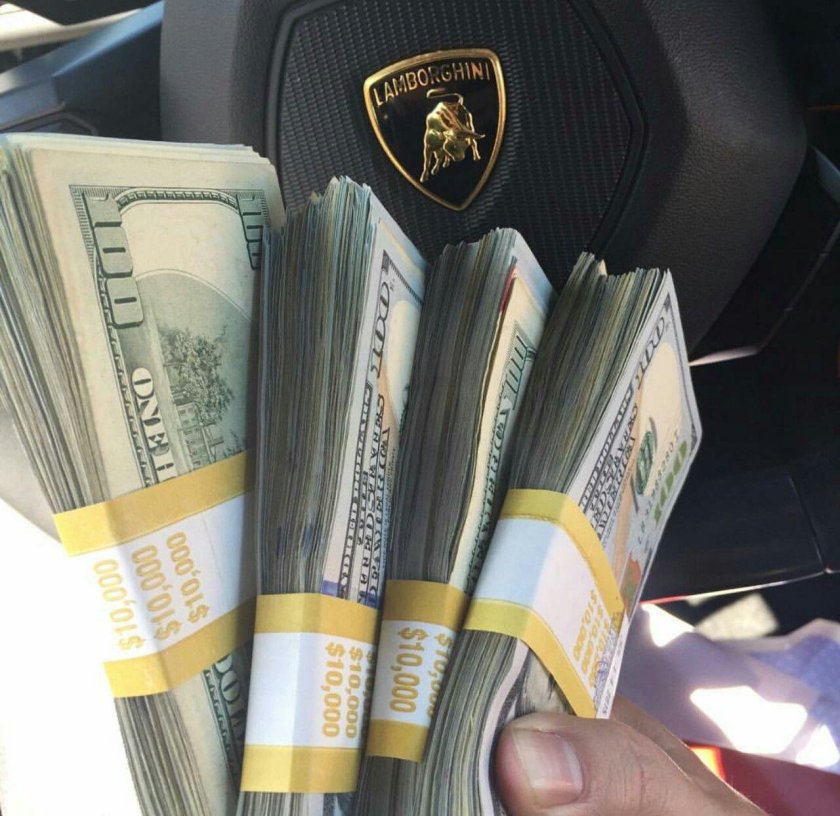 Пачки долларов в машине