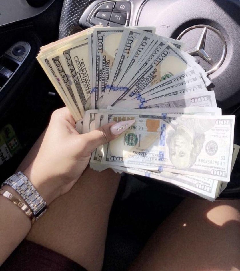 Девушка с деньгами