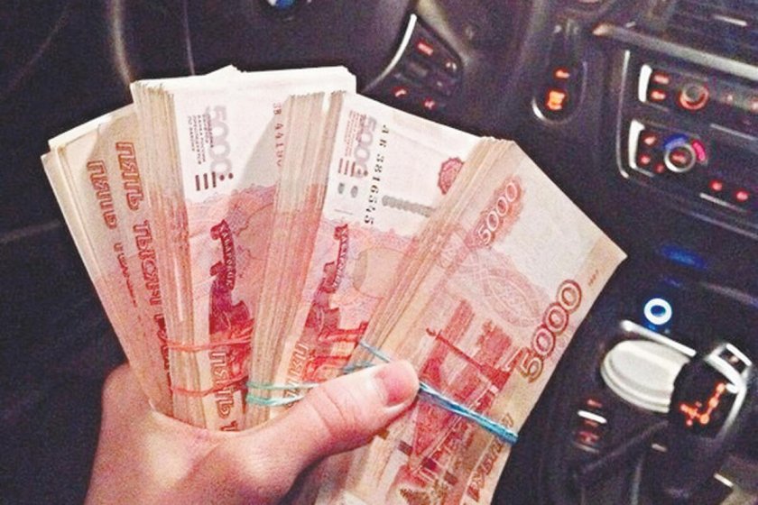 Пачка денег в руках
