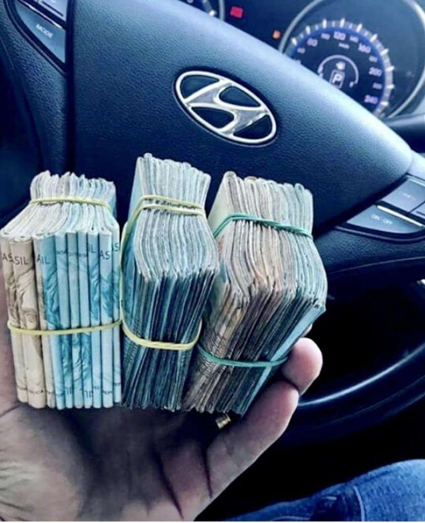 Деньги в машине