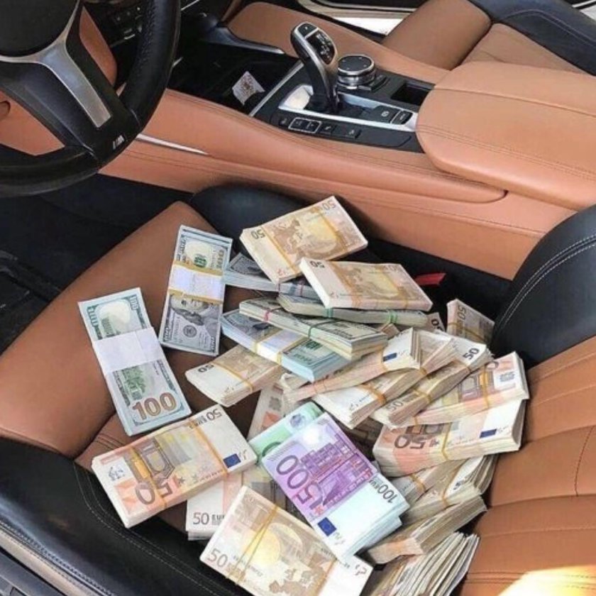 Деньги в машине