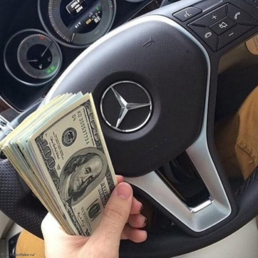 Деньги в машине