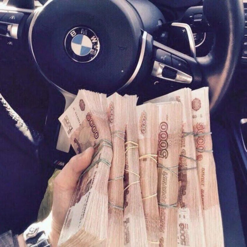 Пачка денег в руках машине