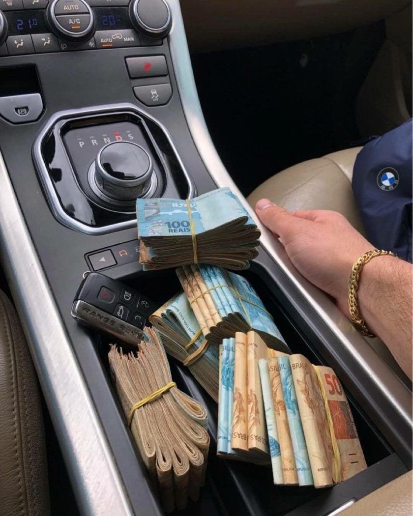 Деньги в машине