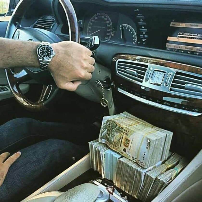 Деньги в машине