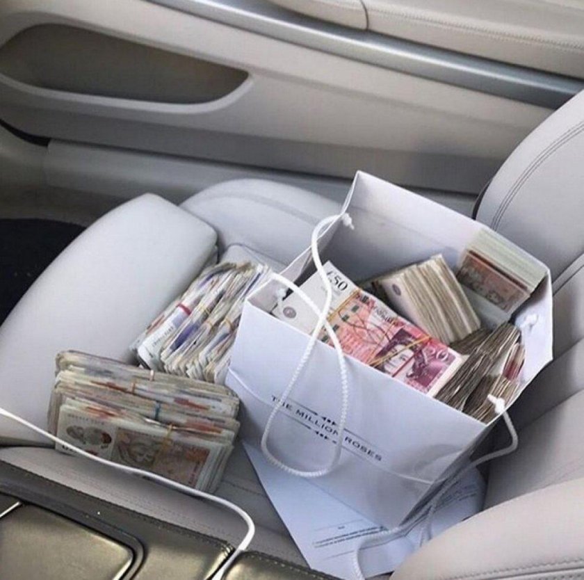 Деньги на сиденье автомобиля