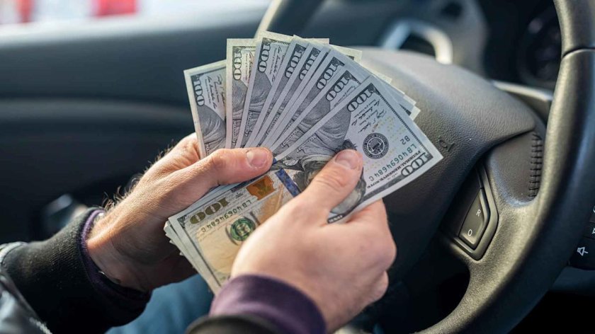 Человек с деньгами в руках фото на машине