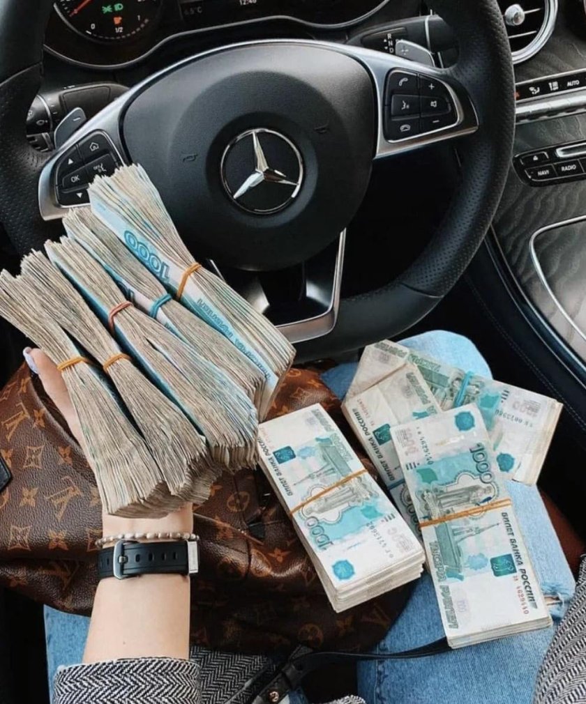 Деньги в машине