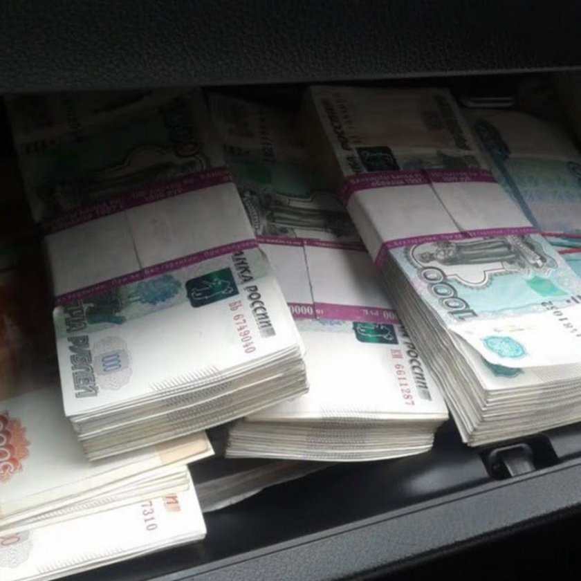 Пачка денег в машине
