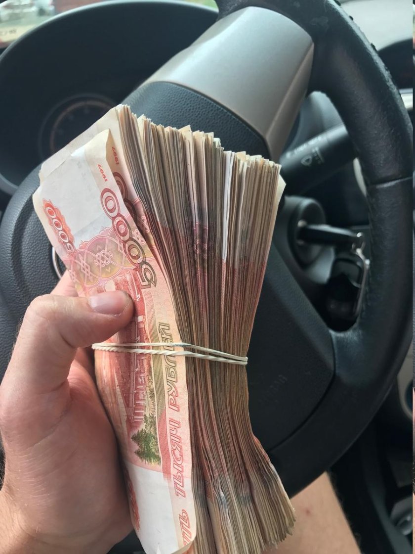 Пачка денег в руках