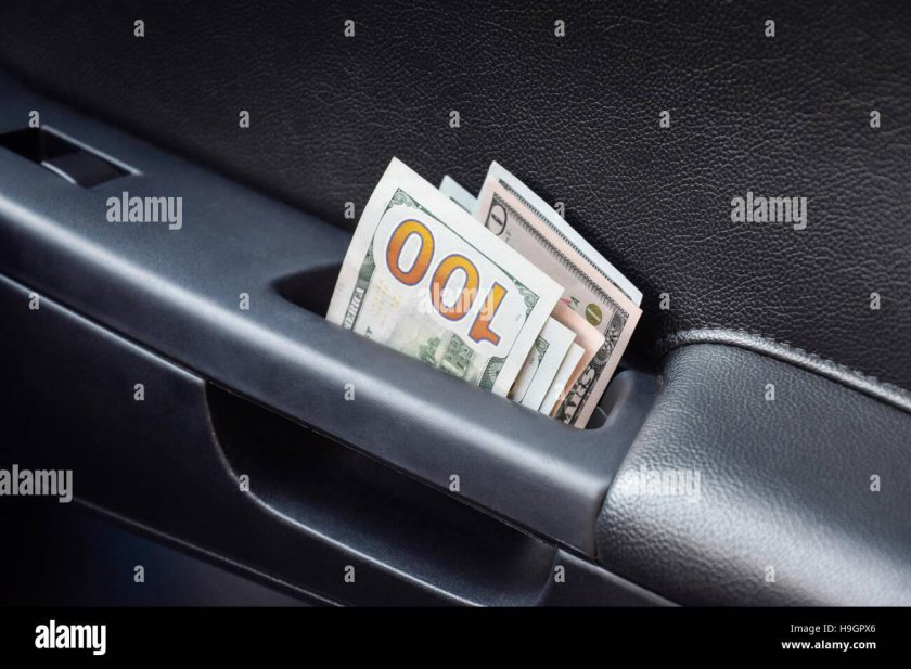 Деньги в машине