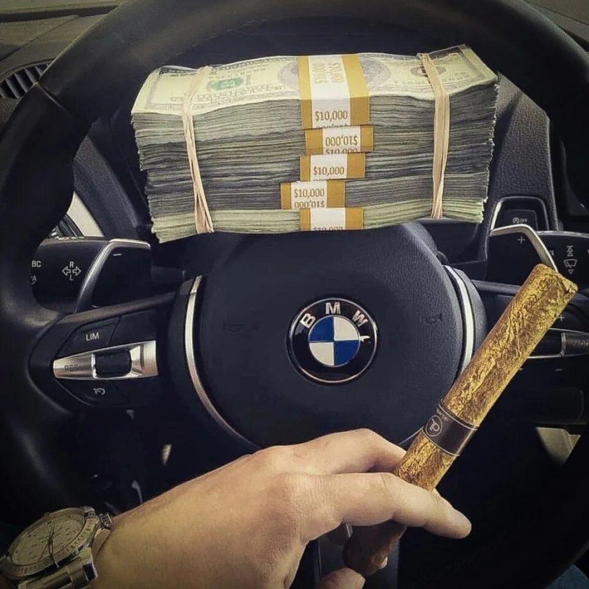 Деньги в машине