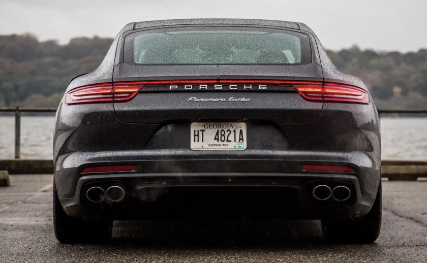 Porsche Panamera 4s сзади