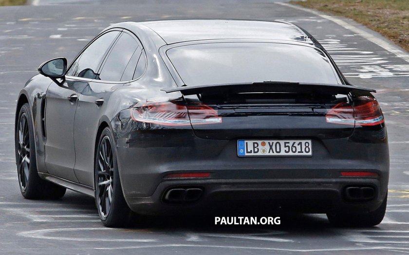 Порше Панамера сзади