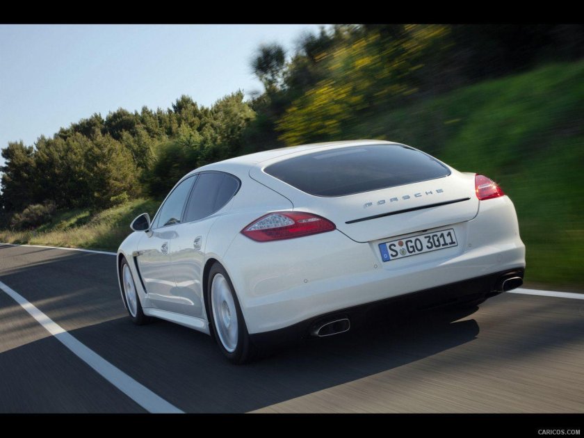 Порше Панамера зад