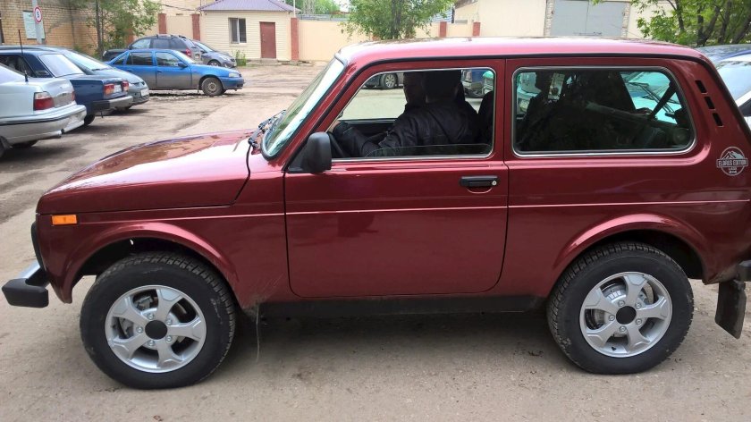 Нива 21213 красный металлик