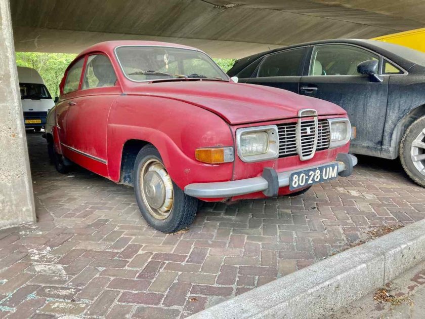 Автомобиль сааб