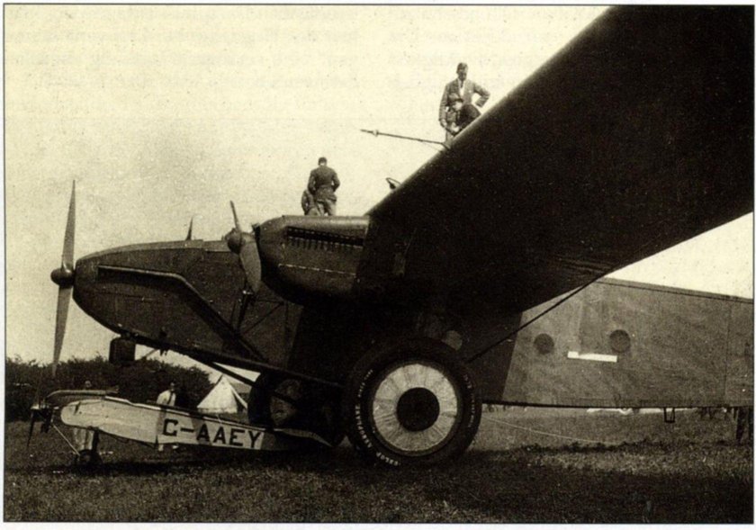 Старое фото с самолёта с великаном