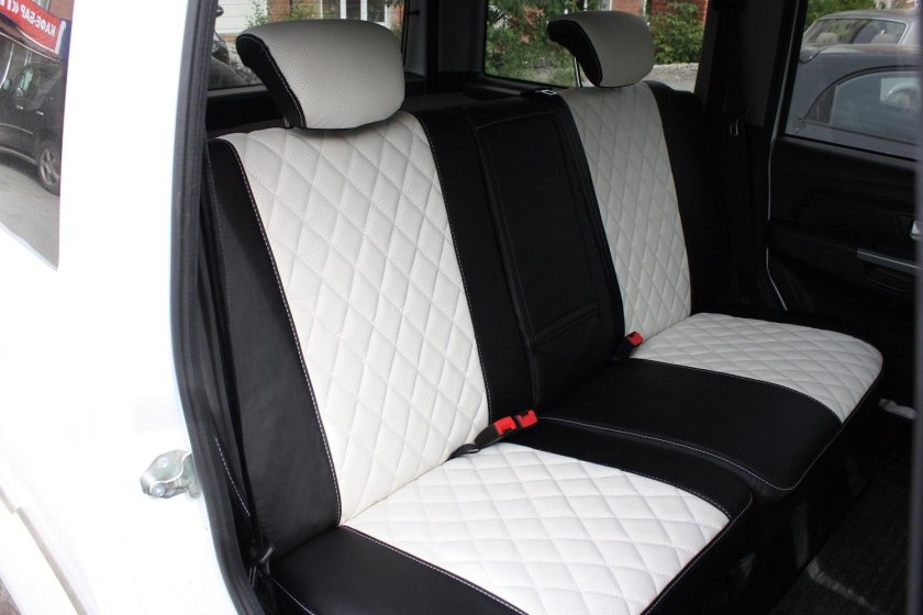 УАЗ Патриот с белыми чехлами