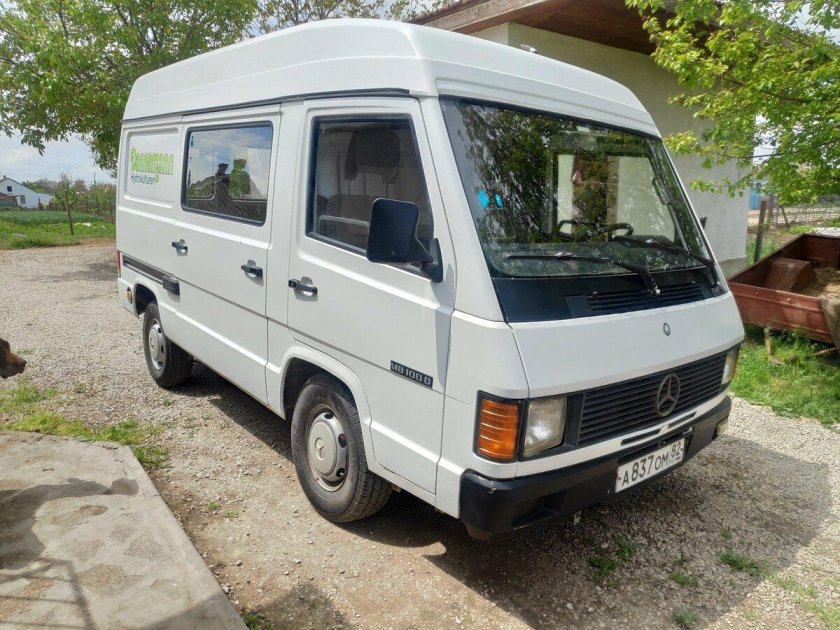 Mercedes-Benz mb100